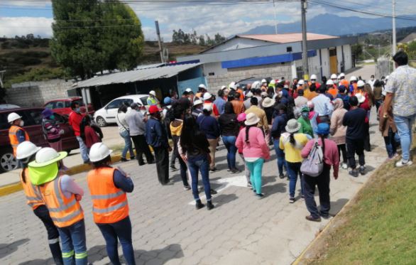 Aproximadamente 100 moradores de las zonas aledañas al Relleno de El Inga protestaron por los fuertes olores en el sector. Foto: Cortesía Moradores El Inga Bajo