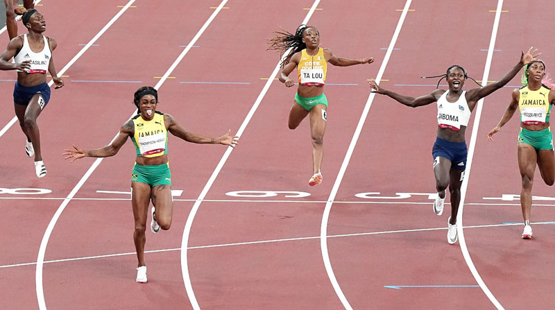 Elaine Thompson-Herah de Jamaica gana la final de los 200 metros en Tokio. Foto: EFE
