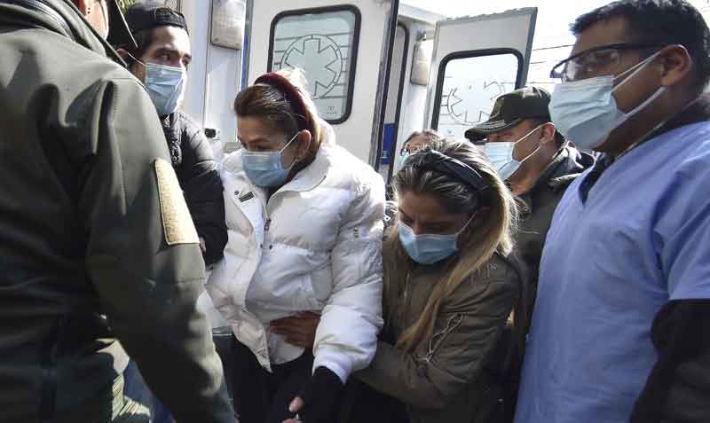 Este 24 de agosto, la expresidenta Jeanine Añez fue llevada a un centro médico privado para someterse a un examen médico. Foto: EFE