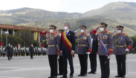 El presidente Guillermo Lasso durante la ceremonia militar por la conmemoración de los 212 años del primer Grito de Independencia. Foto: Twitter @LassoGuillermo
