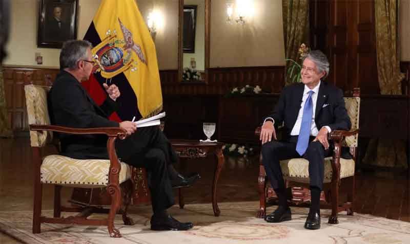 El presidente Guillermo Lasso durante la entrevista con el periodista José Hernández. Foto: Twitter Guillermo Lasso