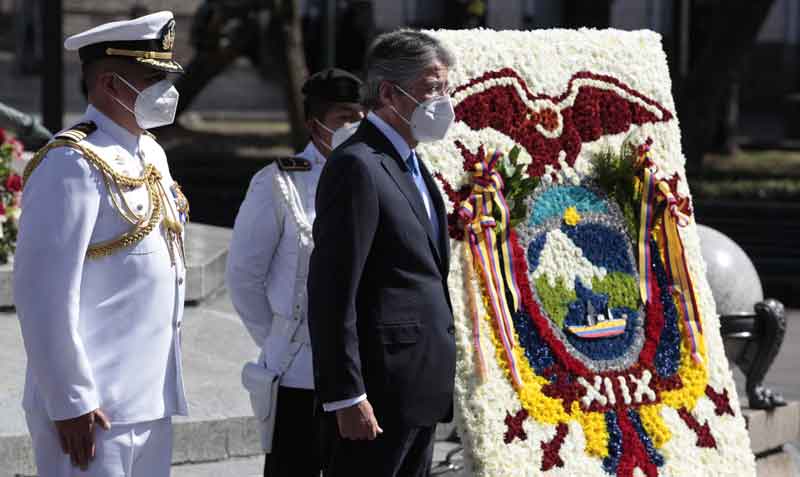 El presidente Guillermo Lasso colocó ayer una ofrenda en la Plaza de la Independencia. Foto: Galo Paguay / EL COMERCIO