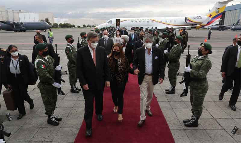 El presidente Guillermo Lasso fue recibido por el secretario de Relaciones Exteriores de México. Foto: cortesía