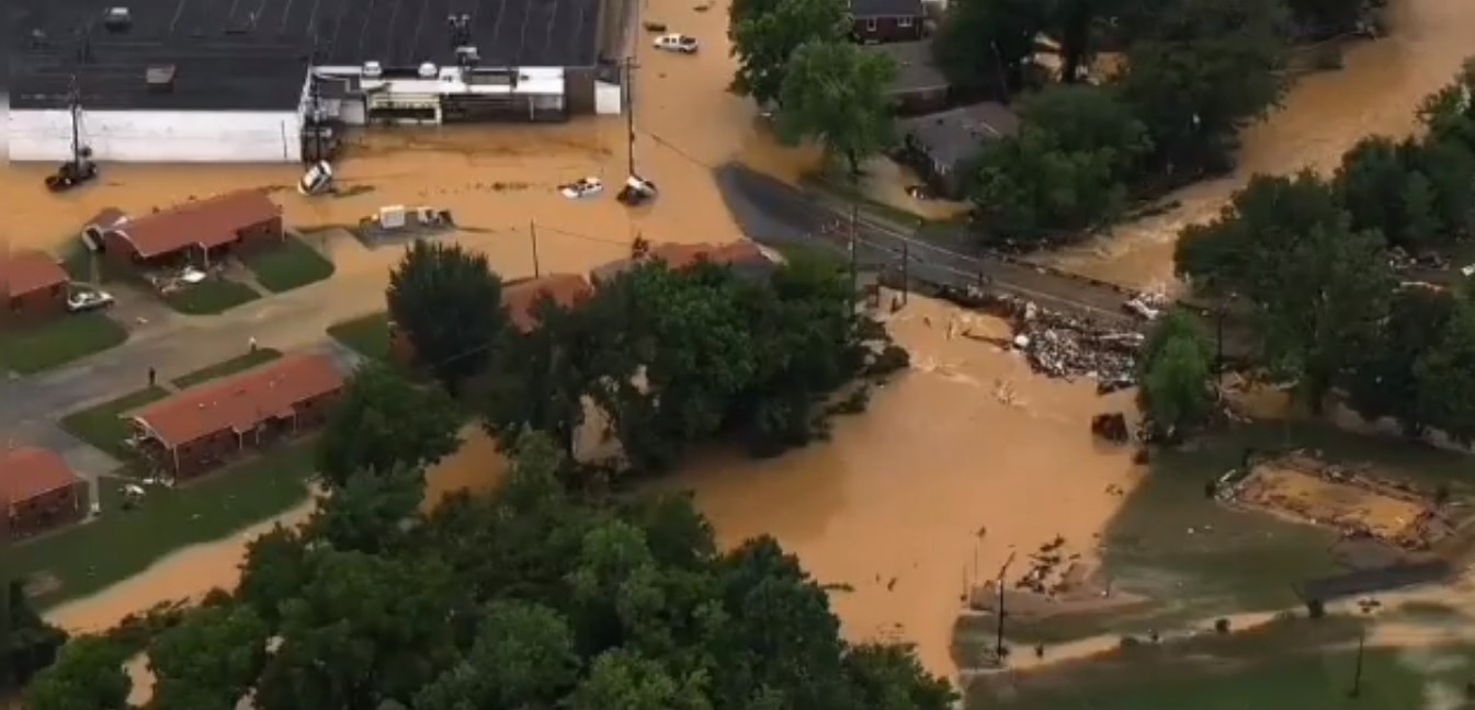 Las autoridades buscan a las personas reportadas como desaparecidas, tras las fuertes lluvias en Tennessee, EE.UU. Foto: Captura de pantalla