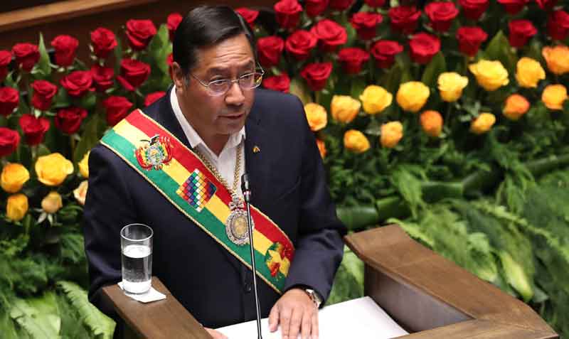 Luis Arce durante un discurso ante la Asamblea con motivo del 196 aniversario de la independencia boliviana. Foto: EFE
