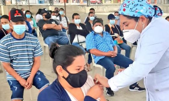 Una ciudadana recibe la vacuna contra el covid-19 en Manabí. Foto: Cortesía Coordinación Zonal 4 de Salud