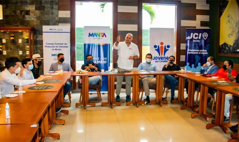 Los representantes de 12 organizaciones juveniles de Manta, en Manabí, se reunieron con el alcalde Agustín Intriago para dialogar sobre los problemas que tienen la juventud y las opciones para solucionarlos. Foto: cortesía Municipio de Manta