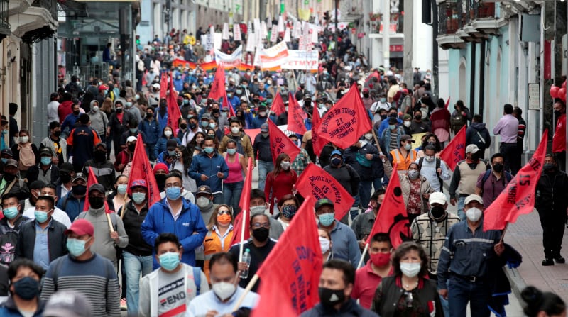 Marcha de organizaciones sociales del Ecuador para exigir el congelamiento del precio de los combustibles, la no privatización de empresas publicas, entre otros. Foto: Patricio Terán / EL COMERCIO