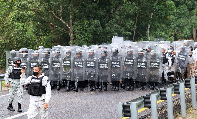 Personal de la Guardia Nacional (GN) bloquean el paso a migrantes centroamericanos sobre la autopista del municipio de Mapastepec, en el estado de Chiapas (México). Foto: EFE