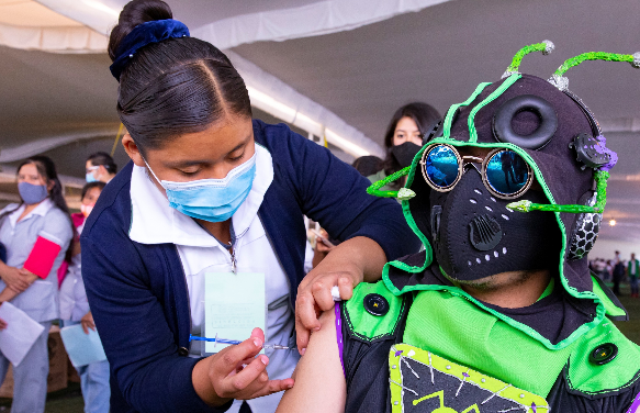 Jóvenes reciben una vacuna contra el covid-19 este jueves 19 de agosto en la alcaldía de Xochimilco de la capital mexicana (México). Foto: EFE