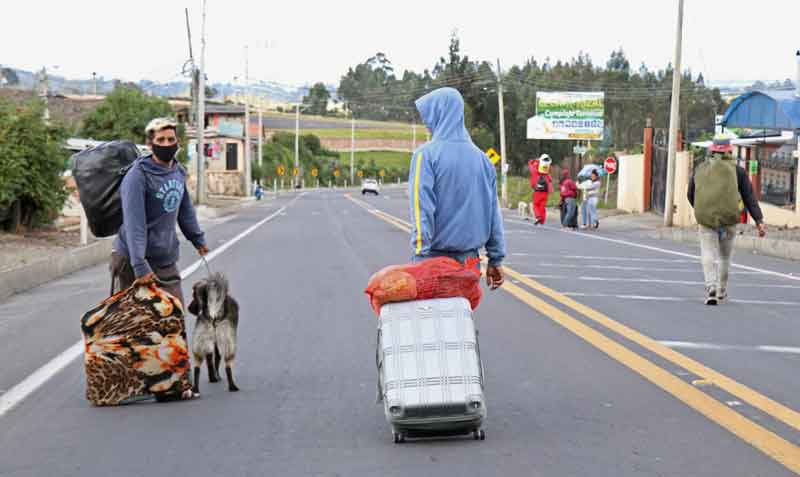 Arturo (izq.) y su compañero iniciaron su viaje a pie en Maracaibo (Venezuela). Su meta es llegar a Chile. Foto: Javier Montalvo para EL COMERCIO