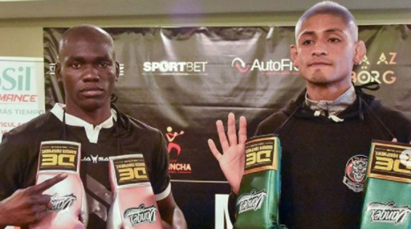 Abel Mina (izq.) y Jesús Avilés con los guantes que utilizarán en el combate del 28 de agosto del 2021. Foto: Instagram Abel Mina