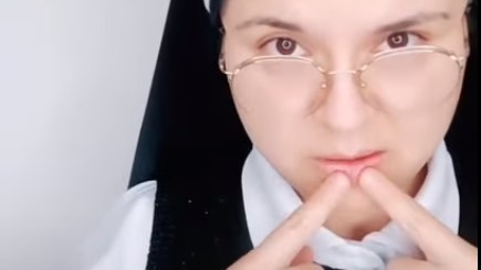 La joven monja 'tiktoker' ha causado revuelo por sus videos entre seguidores y personas que la cuestionan por su estilo. Foto: Captura de pantalla