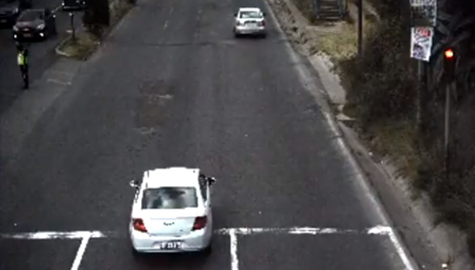 Una usuaria reclamó en Twitter a la AMT por una multa que le fue notificada a su padre por pasarse un semáforo en rojo, pese a que un agente de tránsito hizo una señal manual para que los vehículos avanzaran en la Panamericana Norte, en Quito. Foto: Captura de pantalla