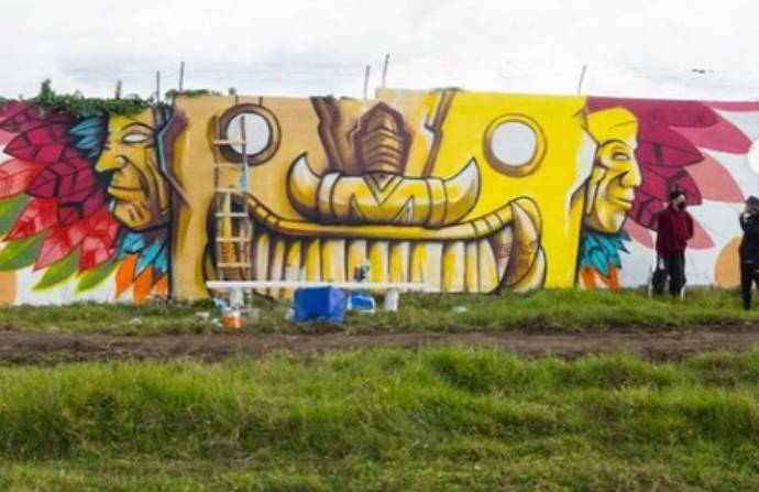 13 artistas ecuatorianos se tomaron los muros, ubicados en la avenida E35, en Machachi, para plasmar su arte. Foto: Tomada de Instagram