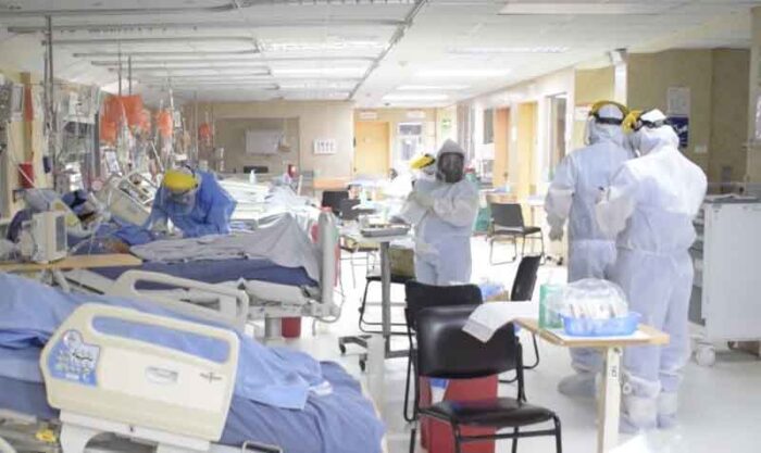 Personal sanitario atiende casos de covid-19 en el Hospital Carlos Andrade Marín, del IESS. Foto: cortesía