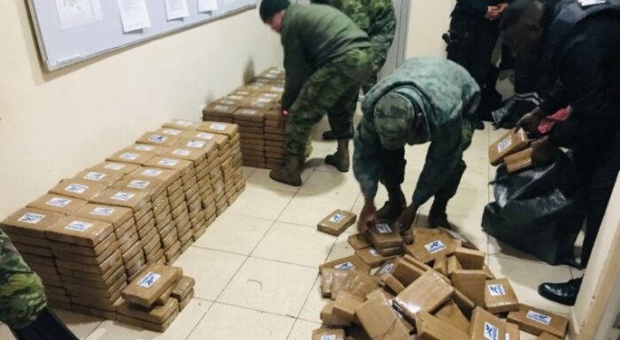 Según informaron las FF.AA., los paquetes se hallaron en una camioneta abandonada durante un operativo de los uniformados en la frontera norte. Foto: Twitter FF.AA. Ecuador