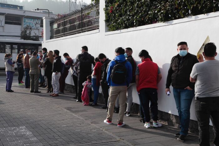 La fila de las personas que madrugaron a la Embajada de México en Quito bordeaba los exteriores de la legación diplomática. Foto: Galo Paguay/ EL COMERCIO