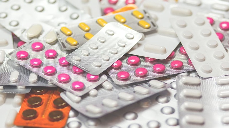 Imagen referencial. El estudio contrastó la diferencia de precios entre 72 marcas de pastillas anticonceptivas vendidas en las tres principales cadenas de farmacias del país, donde adquieren su tratamiento el 88 % de las mujeres. Foto: Pxfuel