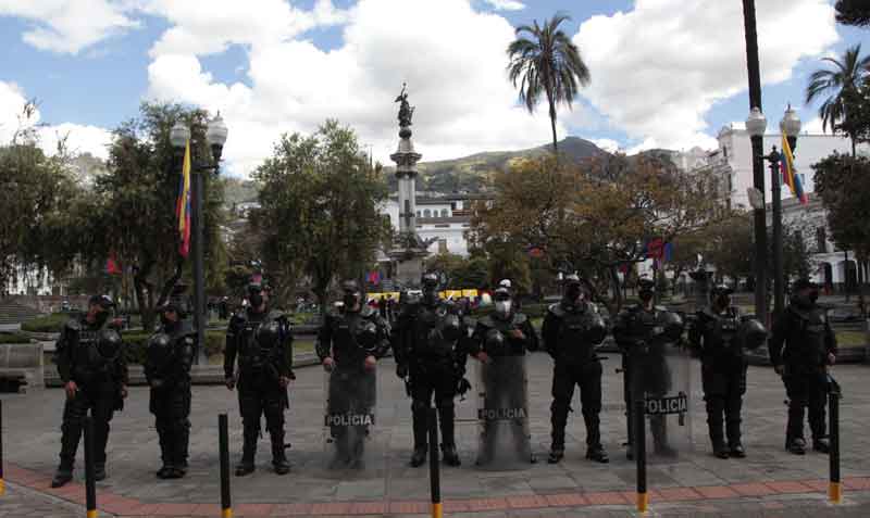 La Policía Nacional resguardó la seguridad en la Plaza Grande por las marchas que se registraron el 10 de agosto del 2021. Foto: Galo Paguay / EL COMERCIO