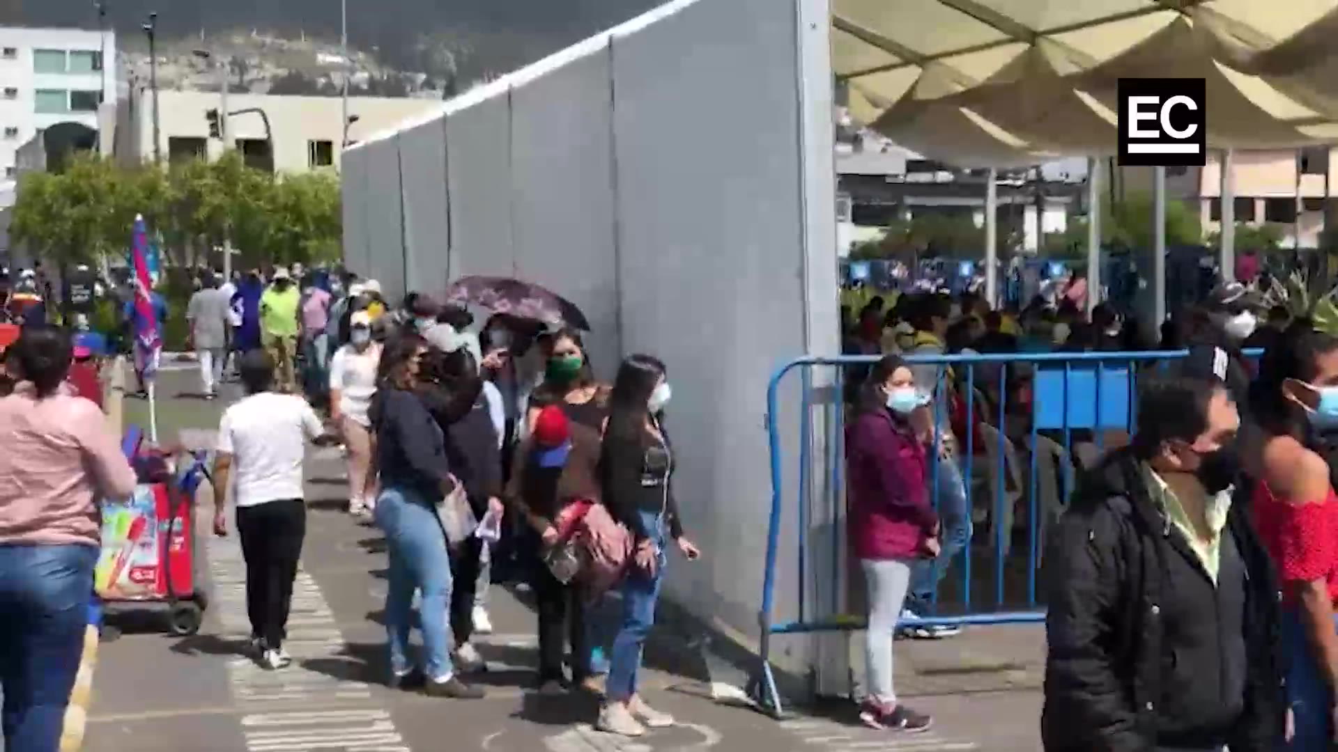 Largas filas evidenciaron la espera para inocularse contra covid-19 en la ciudad. El Bicentenario y la Universidad Central son dos de los solo tres centros de vacunación habilitados este domingo 15 de agosto, en Quito. Captura video