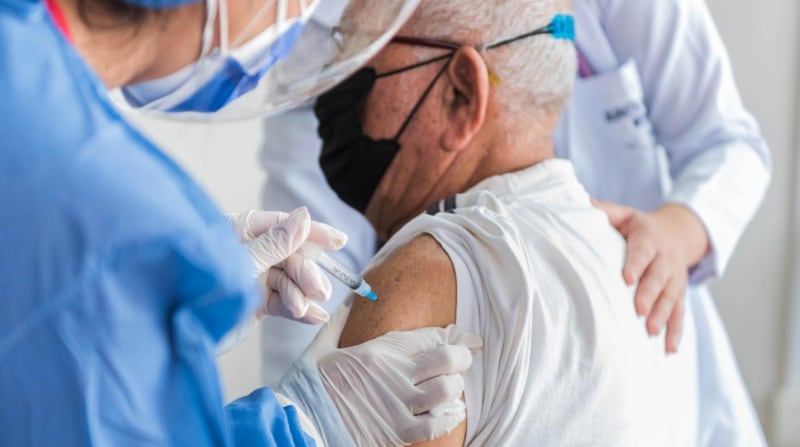 En los centros de vacunación de Portoviejo se aplican entre 500 y 1 200 vacunas diarias, según las autoridades. Foto cortesía Municipio de Portoviejo