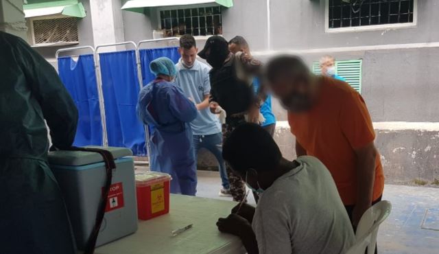 El plan piloto de vacunación contra el covid-19 se desarrolla en la Penitenciaría del Litoral, en Guayaquil. La meta es inmunizar a 9 000 personas con monodosis. Foto: SNAI