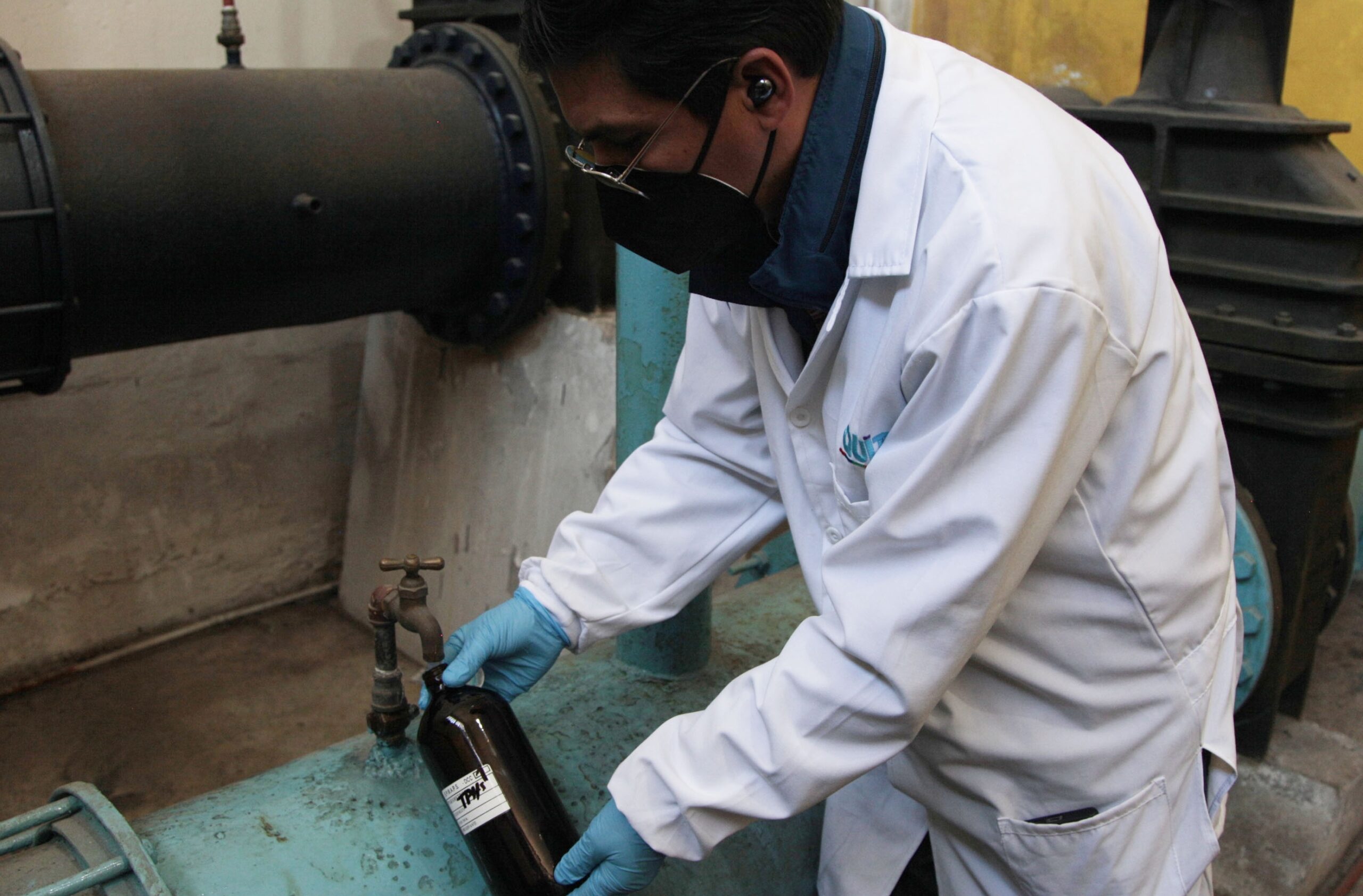 Técnicos de la Epmaps tomaron muestras en tanque Colla Loma (Comité del Pueblo). Foto: Galo Paguay / EL COMERCIO
