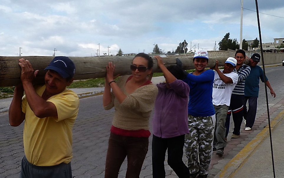 Moradores de Acacias de Carapungo apoyan a la gestión del dirigente Julio C. Casco, para que sigan las obras. Foto: Cortesía Comité Acacias de Carapungo