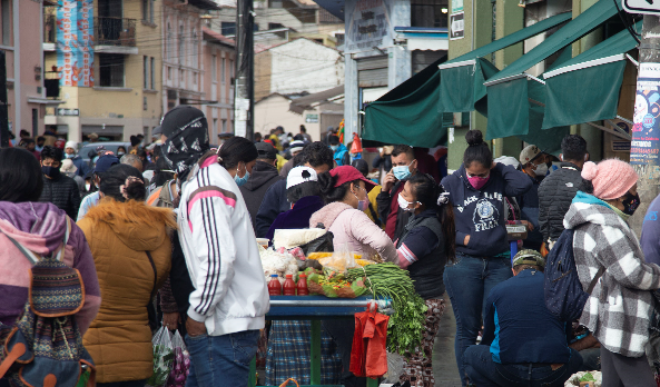 Aglomeraciones en el sector del mercado San Roque, en Quito. Foto: Diego Pallero / EL COMERCIO