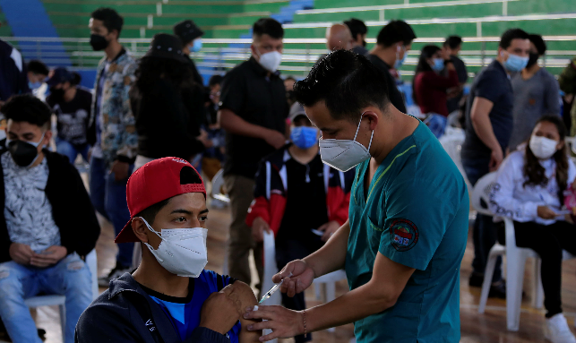 Jóvenes de entre 16 y 21 años pueden vacunarse desde el 2 hasta 8 de agosto del 2021. Foto: Diego Pallero / EL COMERCIO