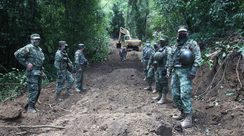 Un camino se abrió en un cerro de Montecristi para llegar al puesto donde se colocará el radar contra el narcotráfico. Foto: Enrique Pesantes/ EL COMERCIO
