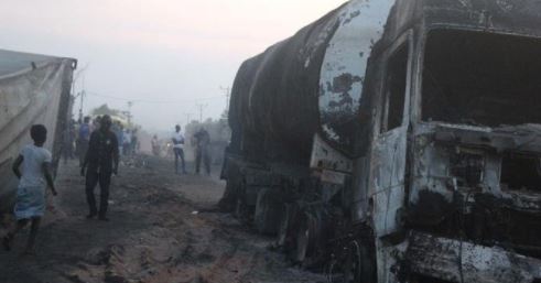 El choque entre un autobús de pasajeros y un cambión de combustible deja varias víctimas mortales. Foto: Captura tchadinfos