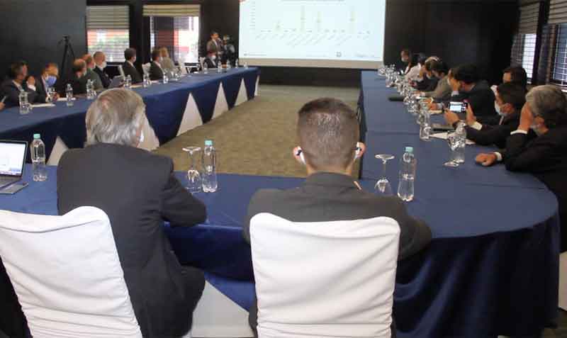 La reunión entre el ministro de Energía, Juan Carlos Bermeo, con 35 representantes de las empresas petroleras privadas y Petroecuador se realizó la tarde del 17 de agosto del 2021. Foto: Twitter Ministerio de Energía
