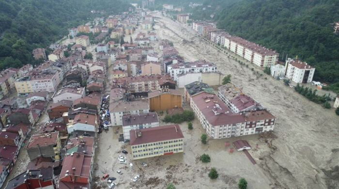 Seis personas han fallecido y una se encuentra desaparecida, tras las fuertes riadas causadas por las lluvias en Turquía. Foto: EFE