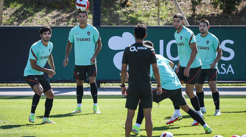 De izquierda a derecha Gonçalo Guedes, Cristiano Ronaldo, Ruben Dias y Raphael Guerreiro durante la práctica de Portugal el 31 de agosto del 2021. Foto: EFE