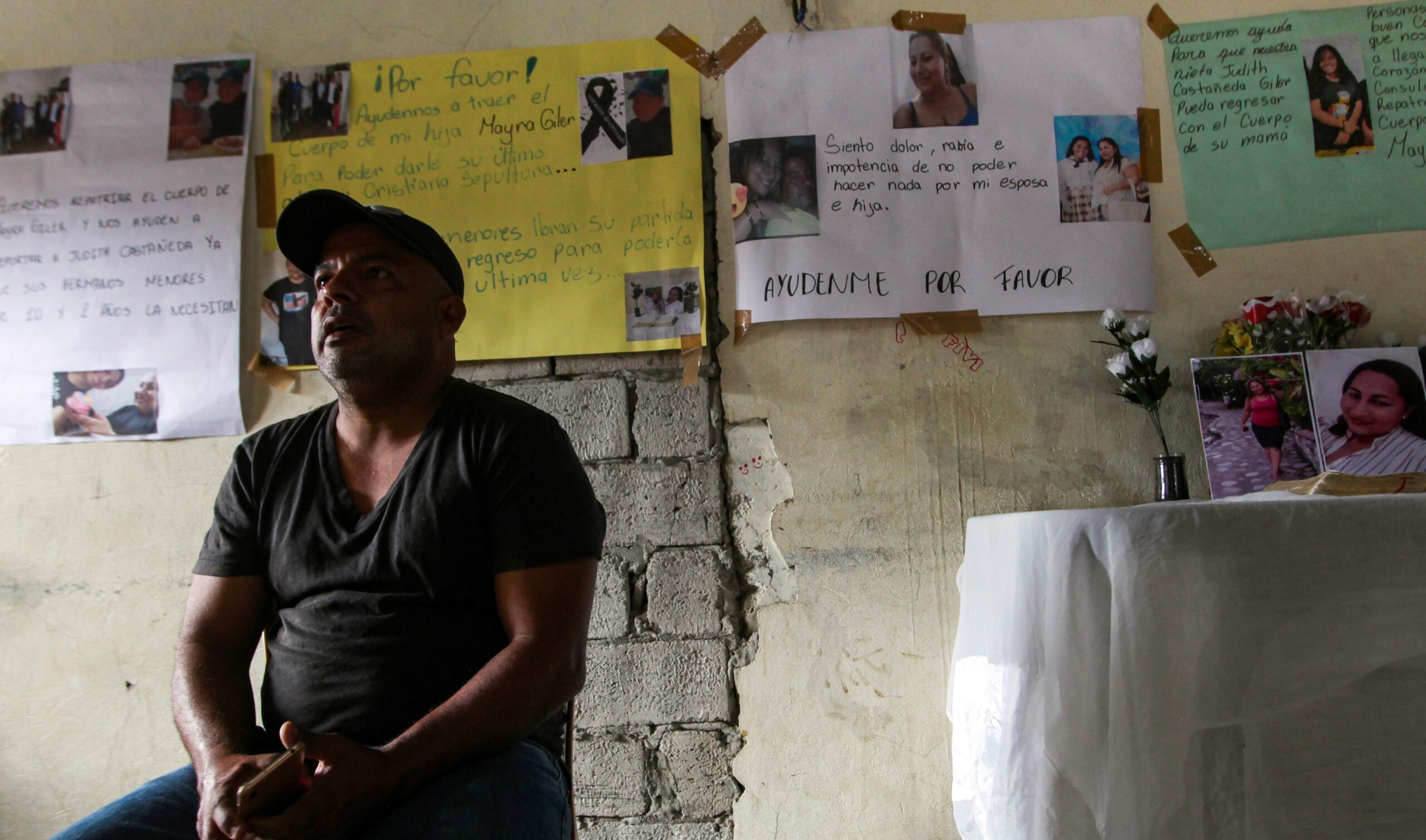 Xavier Castañeda levantó un altar en su casa y pide ayuda para repatriar a su esposa. Foto: Enrique Pesantes / EL COMERCIO