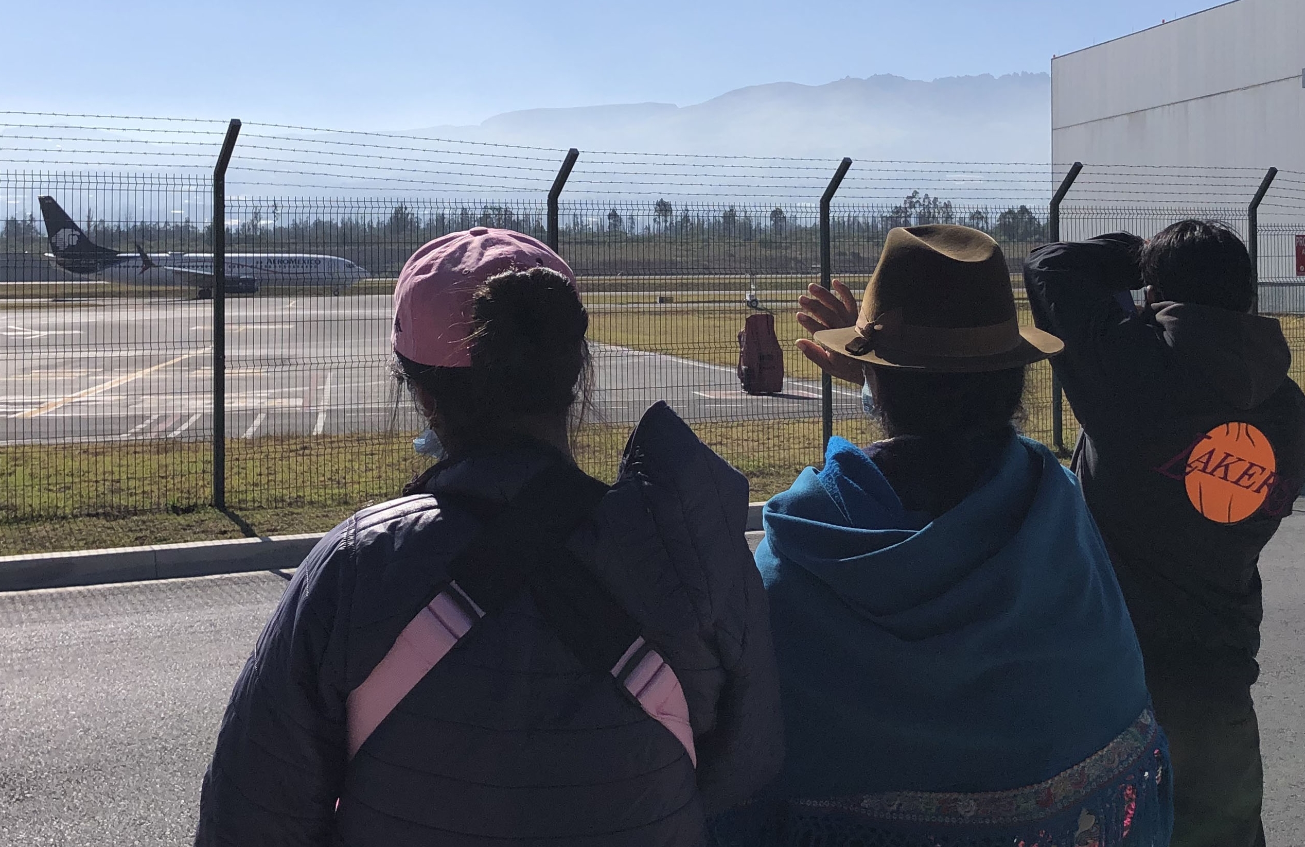 Familiares despidieron el viernes a migrantes en el aeropuerto Mariscal Sucre en Quito. Foto: Vicente Costales / EL COMERCIO