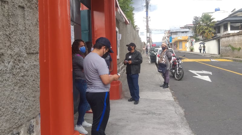 Este 13 de agosto del 2021 hubo poca afluencia de personas en la vacunación del Colegio San Vicente de Paul, en Conocoto, suroriente de Quito, por la escasez de vacunas de Sinovac. Foto: Valeria Heredia / EL COMERCIO