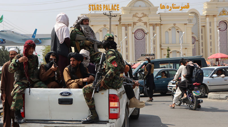 Los talibanes celebraron con disparos la salida de las tropas estadounidenses de Afganistán, tras tomar el aeropuerto de Kabul. Foto: EFE