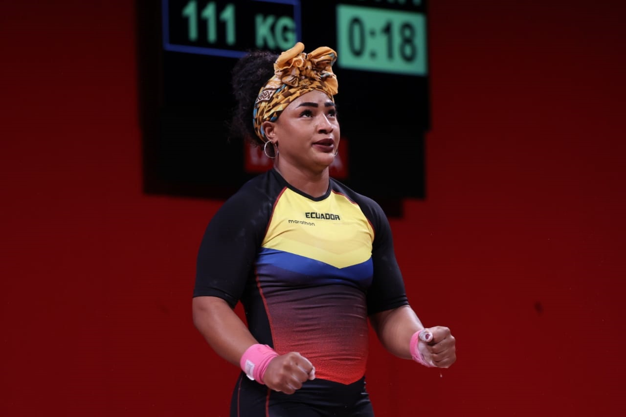 Tamara Salazar durante su participación en los 87 kg de levantamiento de pesas en Tokio 2020, donde ganó la medalla de plata. Foto: COE
