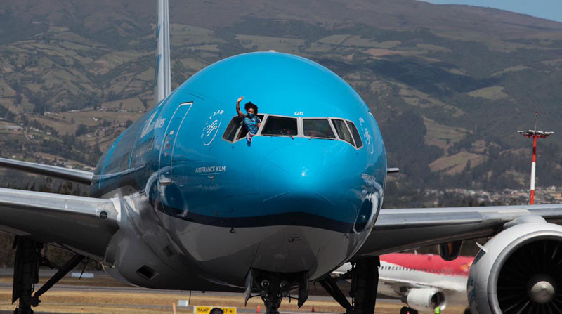 Neisi Dajomes saluda desde el avión a su llegada a Quito, el 4 de agosto del 2021. Foto: Galo Paguay y Patricio Terán EL COMERCIO