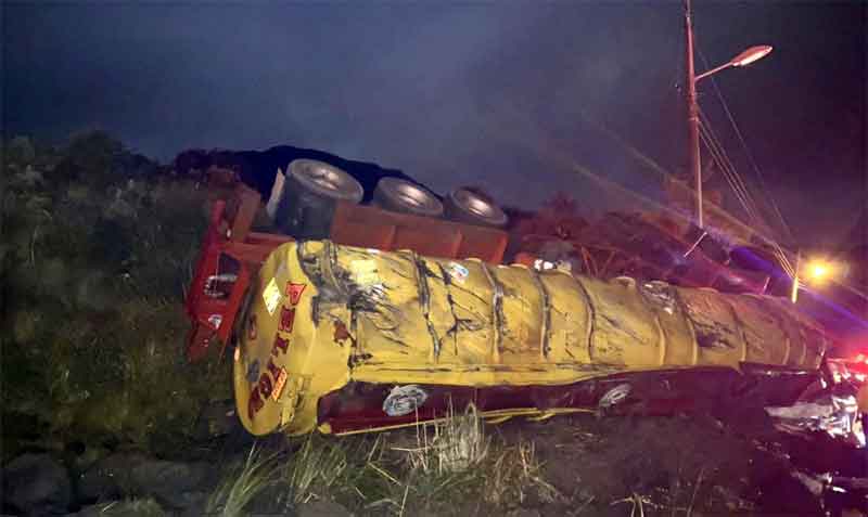 El accidente del tanquero se produjo a la altura del kilómetro 27 de la vía Pifo–Papallacta este 22 de agosto del 2021. Foto: Twitter Bomberos Quito