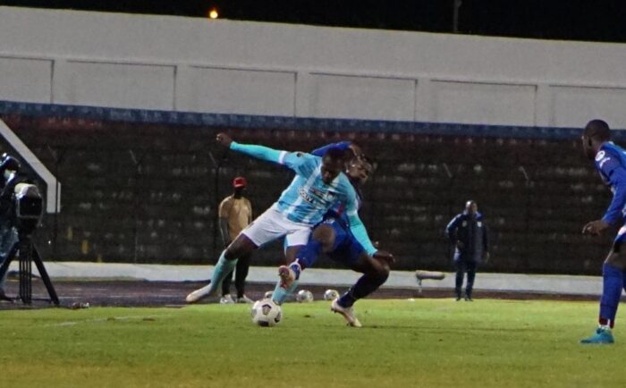 Tito Valencia, durante el partido de 9 de Octubre y Olmedo, en Riobamba. Foto: Twitter 9 de Octubre