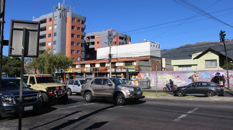 Agentes de la AMC y AMT realizarán controles en distintos puntos de Quito, durante el feriado, para verificar que las personas usen la mascarilla. Foto: Vicente Costales/ EL COMERCIO