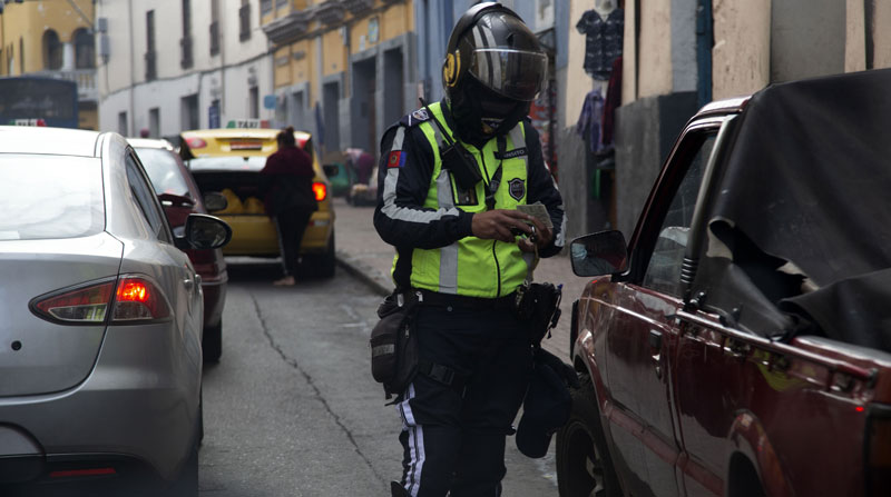En Quito, los agentes de la AMT multan a los conductores que incumplan con la medida Hoy no circula. Foto: Diego Pallero/ EL COMERCIO