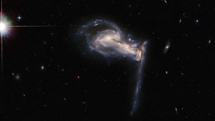 El telescopio Hubble, que desde hace tres décadas observa el espacio desde la órbita del planeta, captó la interacción de las tres galaxias que se hallan en constante movimiento de choque y separación. Foto: NASA / ESA