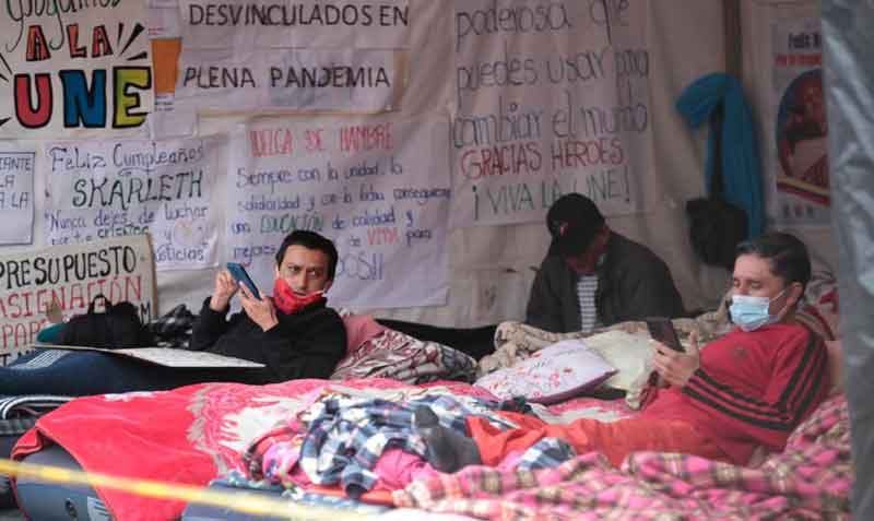 Maestros de la UNE permanecieron hasta ayer, 12 de agosto del 2021, en huelga de hambre, en los exteriores de la Asamblea Nacional. Foto: Patricio Terán / EL COMERCIO