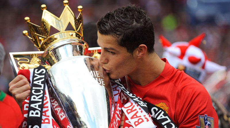 Cristiano Ronaldo celebra con el trofeo tras ganar la Premier League, Old Trafford, Manchester, Inglaterra en el 2009. Foto: archivo/ Reuters