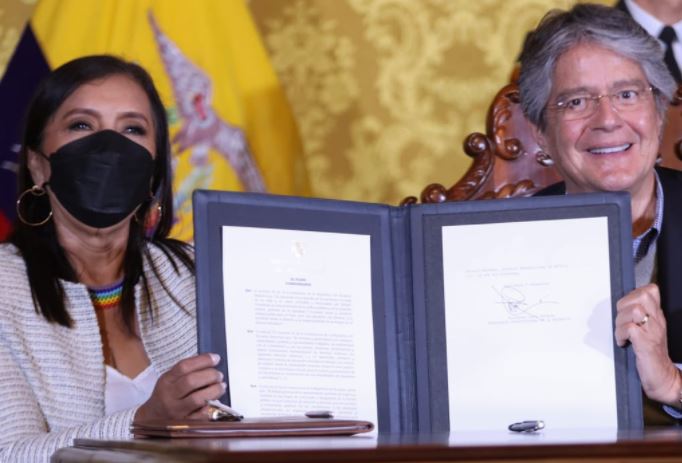 En imagen la presidenta de la Asamblea, Guadalupe Llori, y el presidente de la República, Guillermo Lasso, junto a la Ley de Creación de la Universidad Amawtay Wasi. Foto: Twitter @LassoGuillermo